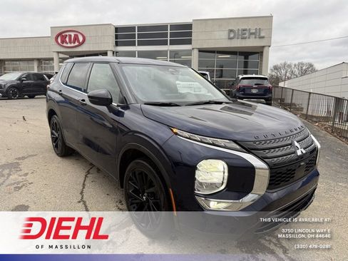 Used 2022 Mitsubishi Outlander SE image 1