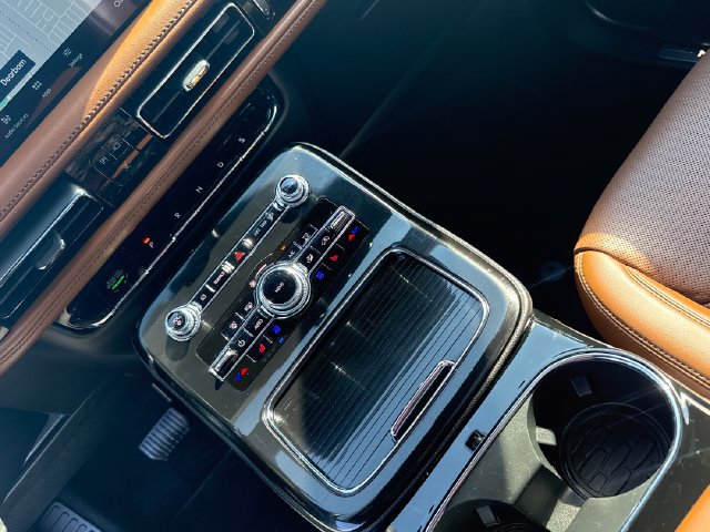 Used 2023 Lincoln Nautilus Reserve AWD/4WD image 27