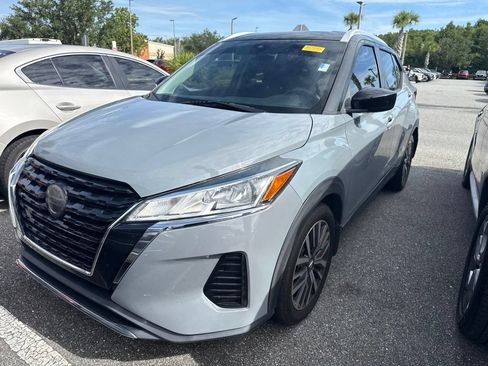Used 2021 Nissan Kicks SV FWD image 2