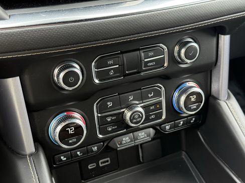 Used 2024 GMC Yukon XL SLT image 22