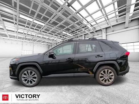 Used 2022 Toyota RAV4 XLE Premium AWD/4WD image 7