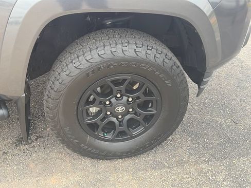 Used 2021 Toyota Tacoma SR5 RWD image 11