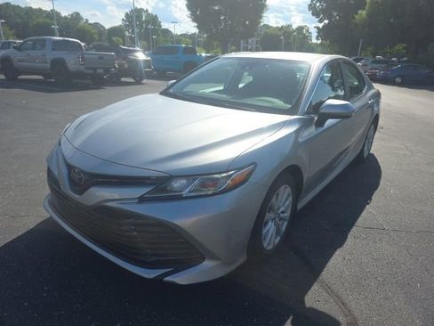 Used 2019 Toyota Camry LE FWD image 4