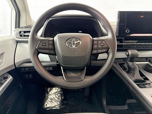 Used 2025 Toyota Sienna LE image 31
