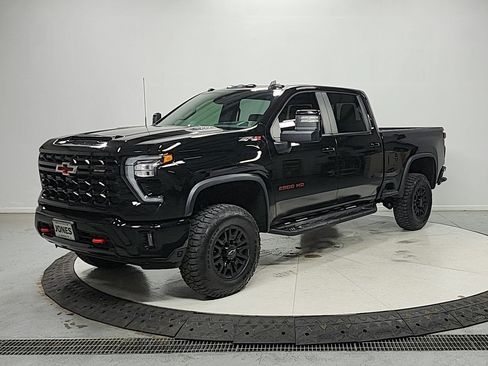 Used 2024 Chevrolet Silverado 2500 ZR2 w/ Technology Package AWD/4WD image 3