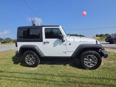 Used 2017 Jeep Wrangler Rubicon w/ Power Convenience Group AWD/4WD image 4