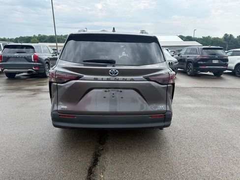 Used 2023 Toyota Sienna LE AWD/4WD image 7