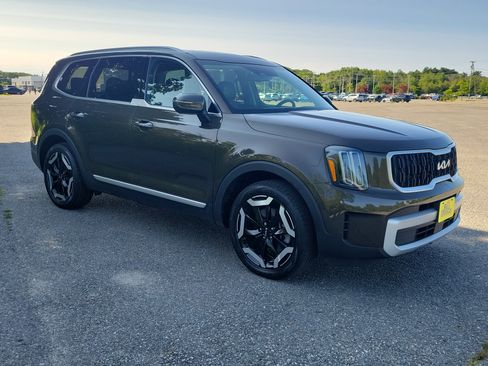 Used 2024 Kia Telluride EX FWD image 3