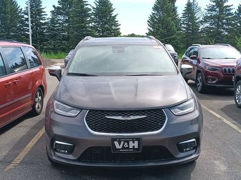 Used 2021 Chrysler Pacifica Limited w/ Premium & Safety Sphere Group AWD/4WD image 2