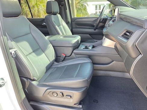 Used 2023 GMC Yukon SLT w/ SLT Premium Package image 16