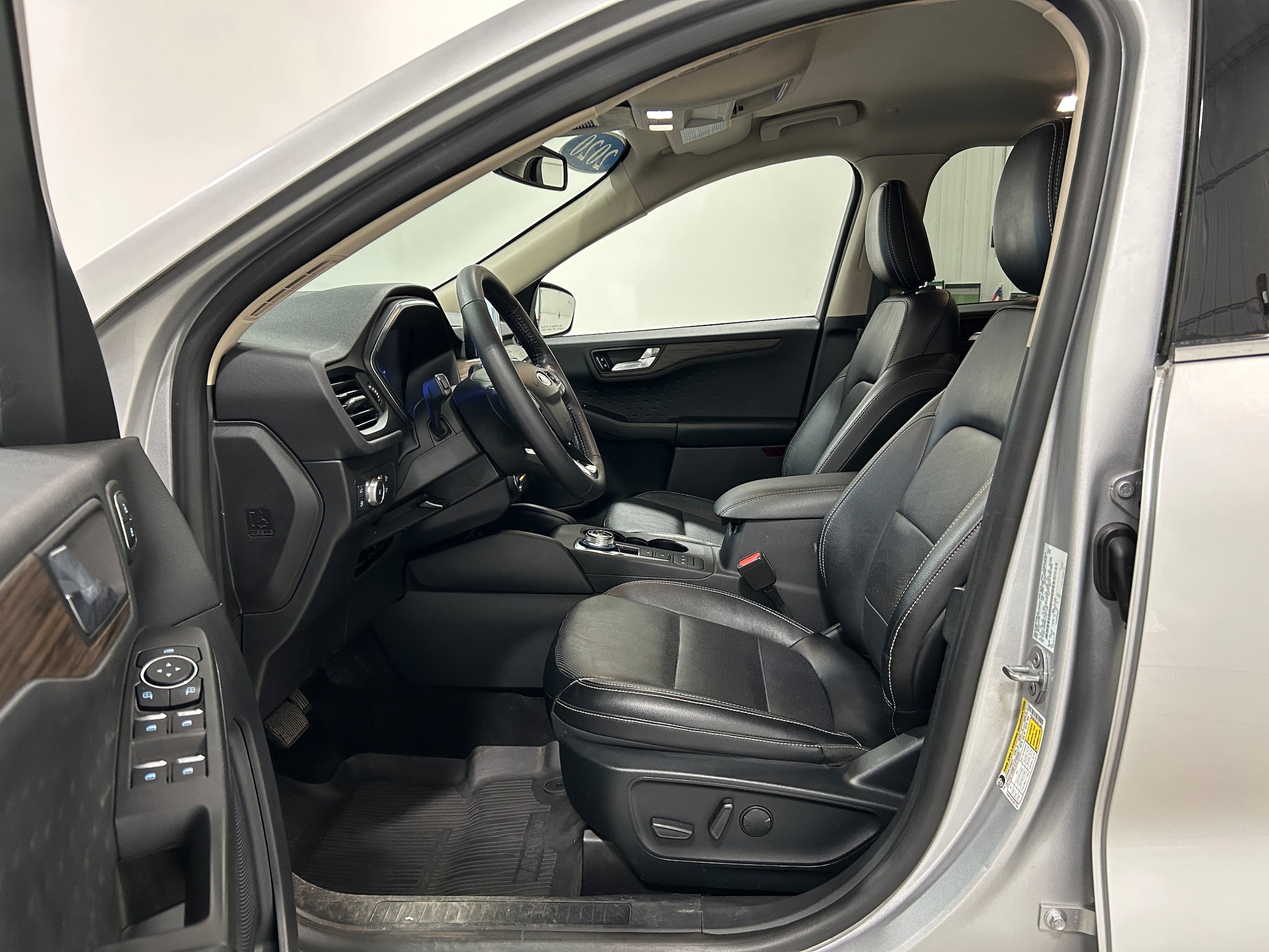 Used 2020 Ford Escape Titanium AWD/4WD image 4