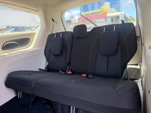 Used 2020 Chrysler Voyager LX FWD image 13