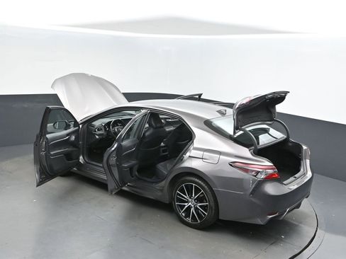 Used 2023 Toyota Camry SE image 2