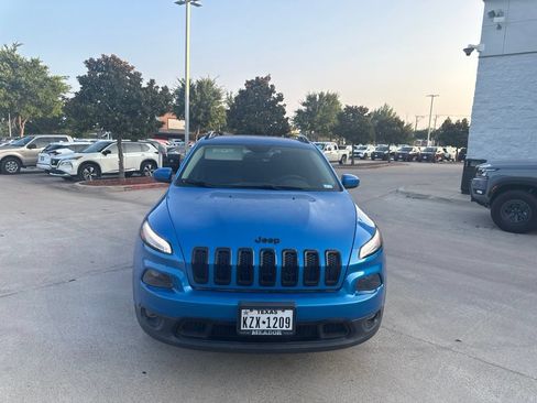 Used 2018 Jeep Cherokee Latitude w/ Altitude Package FWD image 8