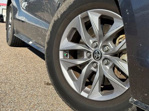 Used 2022 Toyota Sienna XLE image 2