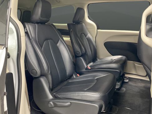 Used 2022 Chrysler Pacifica Touring-L FWD image 25