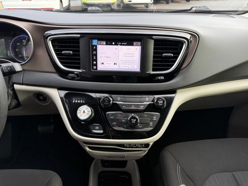 Used 2023 Chrysler Voyager LX image 20