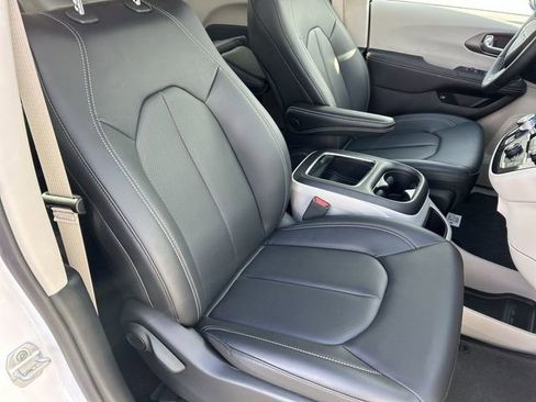 New 2024 Chrysler Pacifica Select image 11
