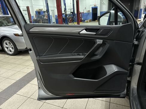 Used 2022 Volkswagen Tiguan SE image 30