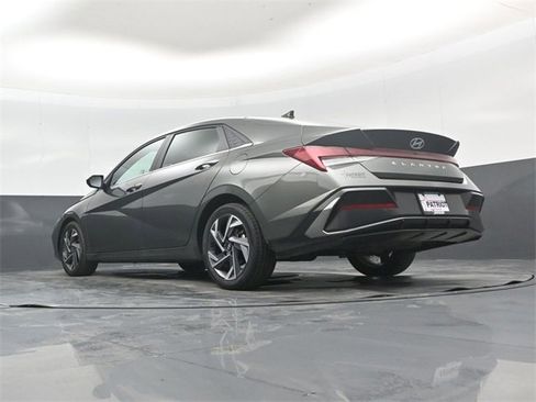 Used 2025 Hyundai Elantra SEL image 42
