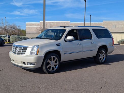 Used 2010 Cadillac Escalade ESV Premium image 3