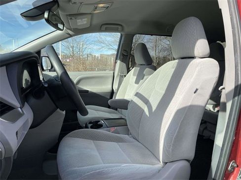 Used 2020 Toyota Sienna LE w/ LE Preferred Package image 20