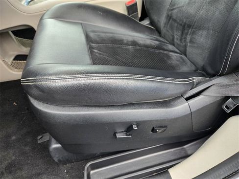 Used 2017 Dodge Grand Caravan SXT image 11