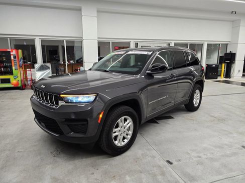 Used 2024 Jeep Grand Cherokee Laredo w/ Luxury Tech Group I AWD/4WD image 2