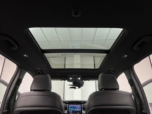 Used 2024 Jeep Grand Cherokee L Limited w/ Luxury Tech Group II image 40