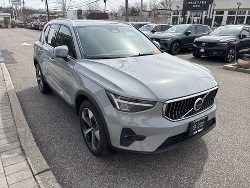 Used 2025 Volvo XC40 B5 Plus AWD/4WD image 7