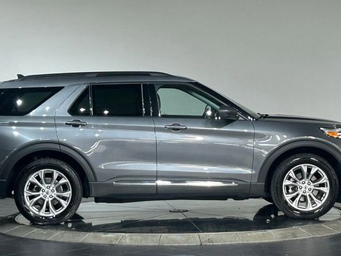 Used 2022 Ford Explorer XLT w/ Equipment Group 202A AWD/4WD image 11