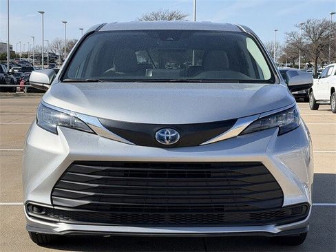 Used 2024 Toyota Sienna LE image 8