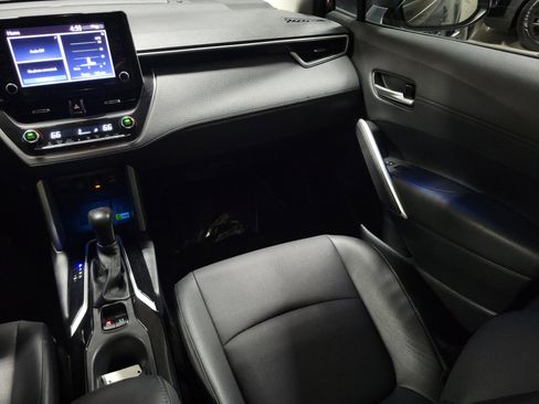 Used 2022 Toyota Corolla Cross XLE image 15