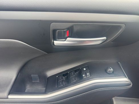 New 2026 Toyota Highlander XLE image 17