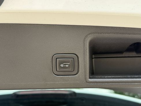 Used 2024 GMC Terrain SLT AWD/4WD image 23