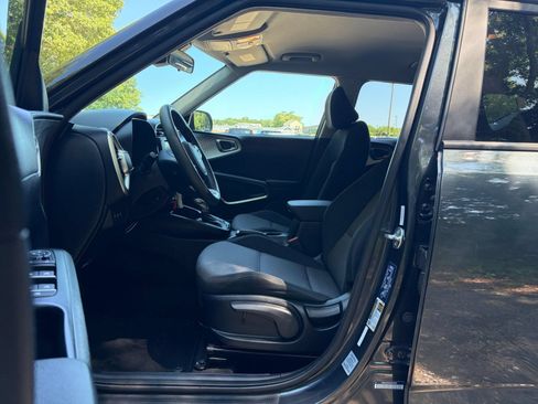Used 2025 Kia Soul LX w/ LX Technology Package FWD image 24