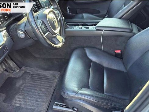 Used 2018 Volvo XC60 T6 Momentum w/ Vision Package image 5