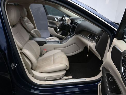 Used 2017 Lincoln Continental Select w/ Climate Package image 34