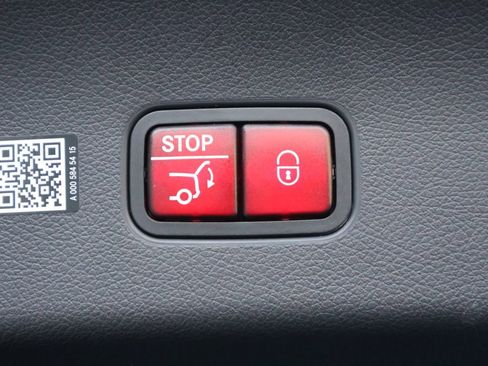 Used 2025 Mercedes-Benz GLC 300 4MATIC image 18