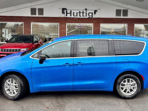 New 2026 Chrysler Pacifica Select image 2