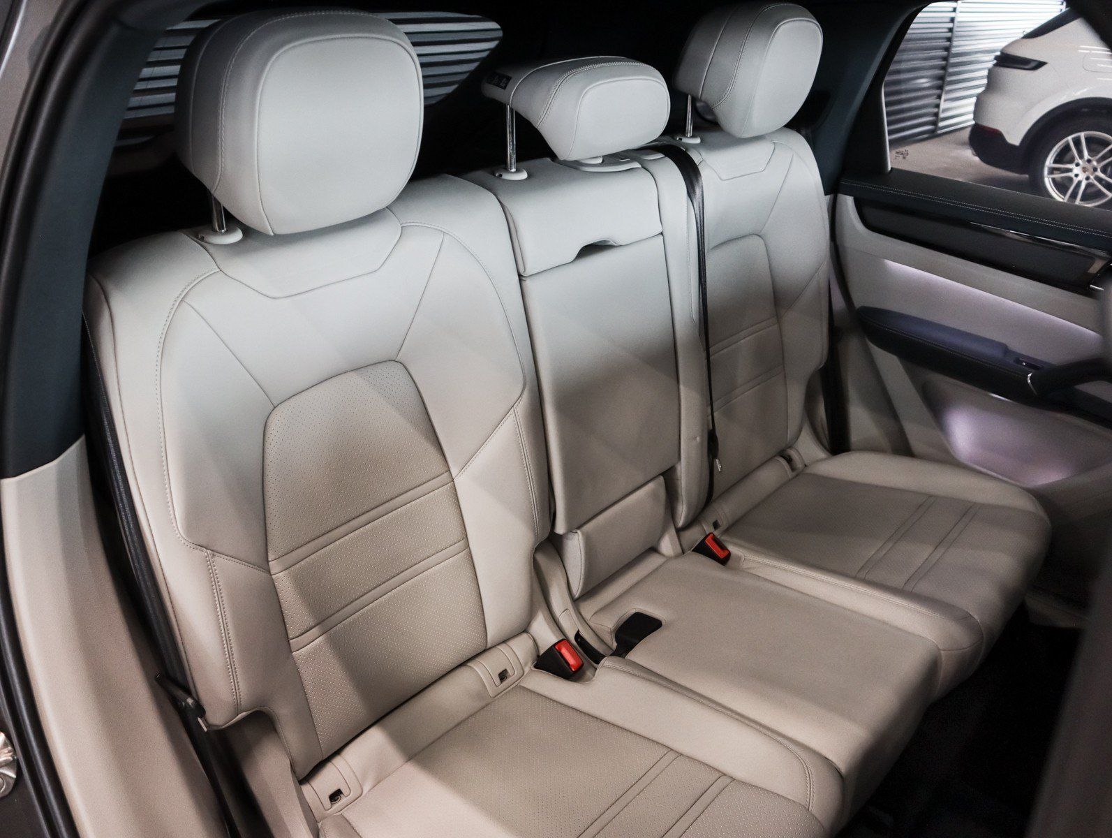 Certified 2023 Porsche Cayenne AWD/4WD image 6
