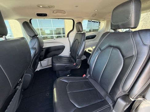 Used 2022 Chrysler Pacifica Touring-L image 17