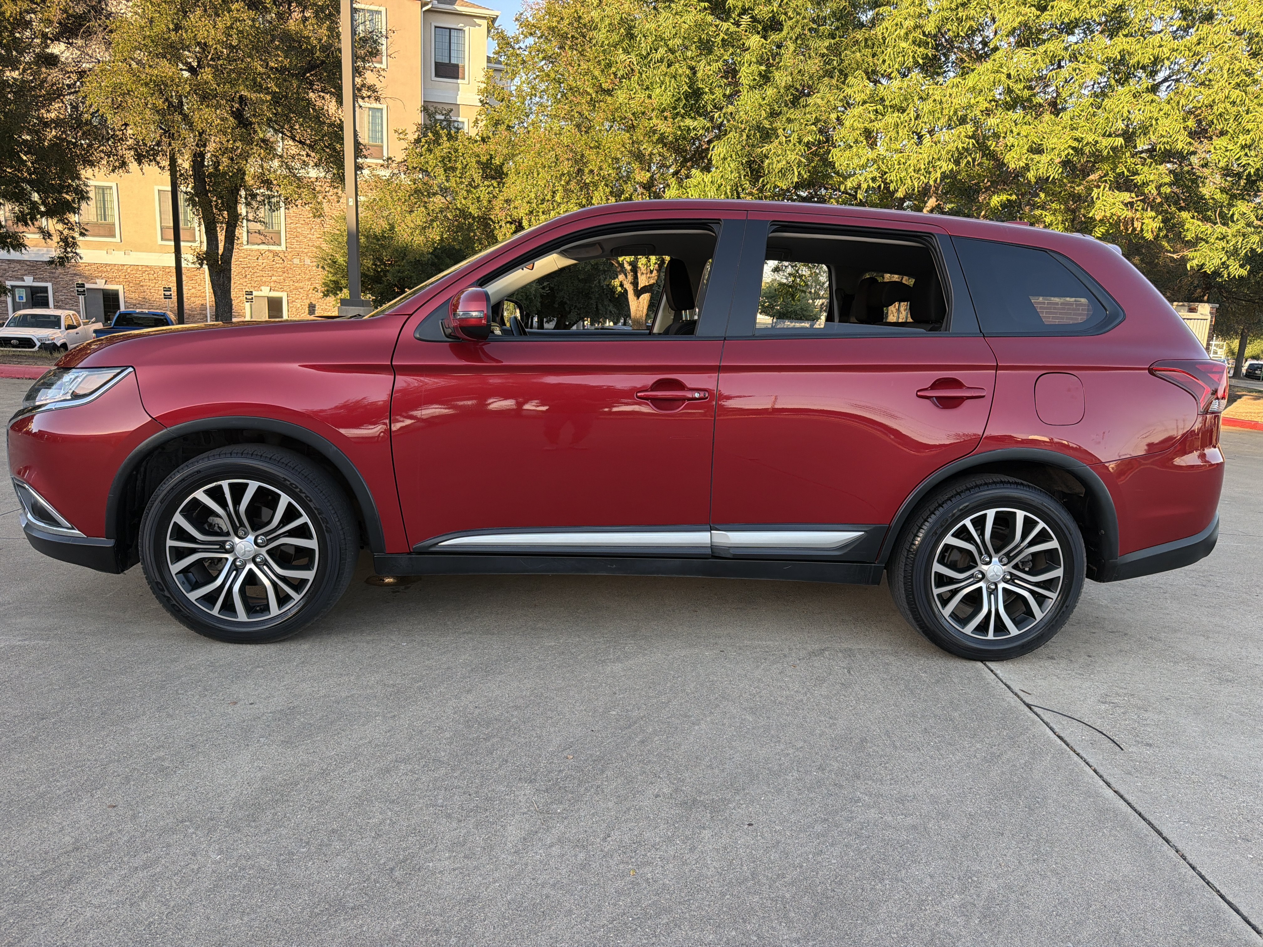 Used 2018 Mitsubishi Outlander SE FWD image 4