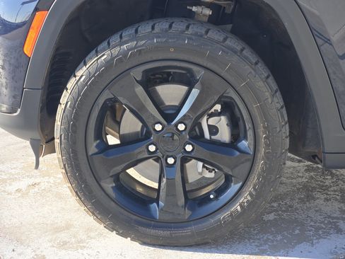 Used 2024 Jeep Grand Cherokee L Limited w/ Black Appearance Package image 15