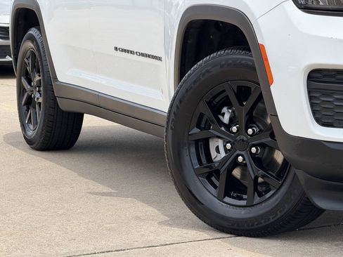 Used 2025 Jeep Grand Cherokee Altitude AWD/4WD image 12