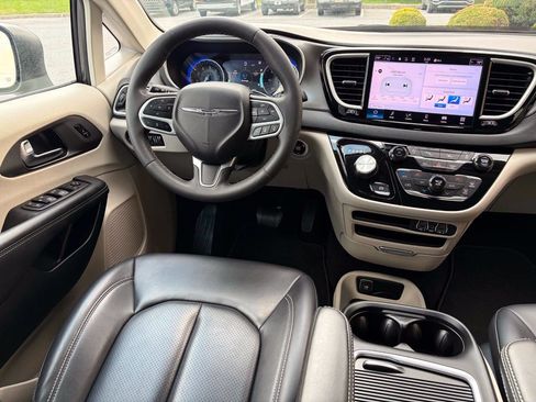 Used 2023 Chrysler Pacifica Touring-L FWD image 7