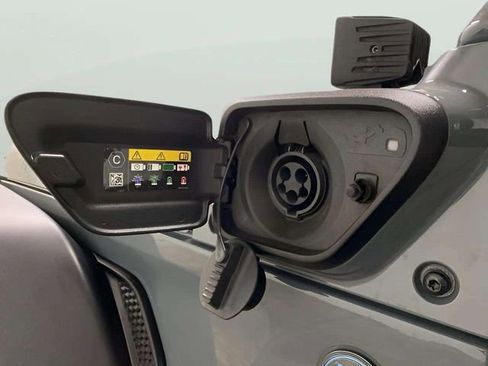 Used 2024 Jeep Wrangler Unlimited image 9