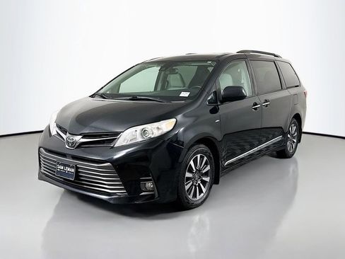 Used 2020 Toyota Sienna XLE image 3