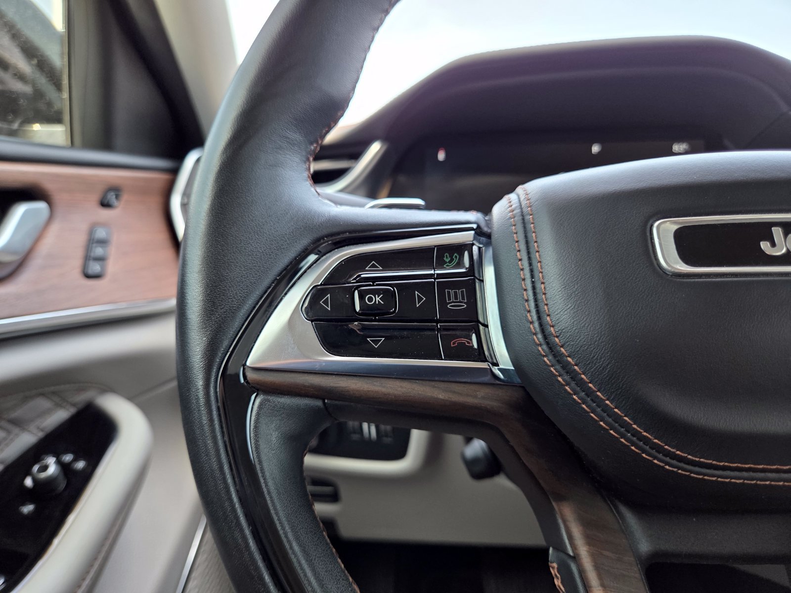 Used 2022 Jeep Grand Cherokee Summit RWD image 46
