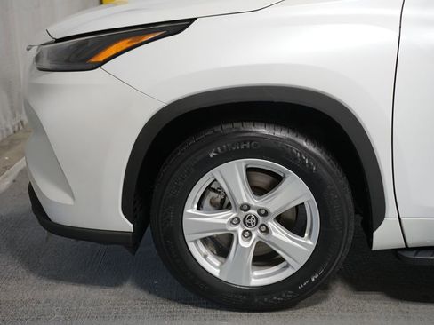 Used 2023 Toyota Highlander L FWD image 5